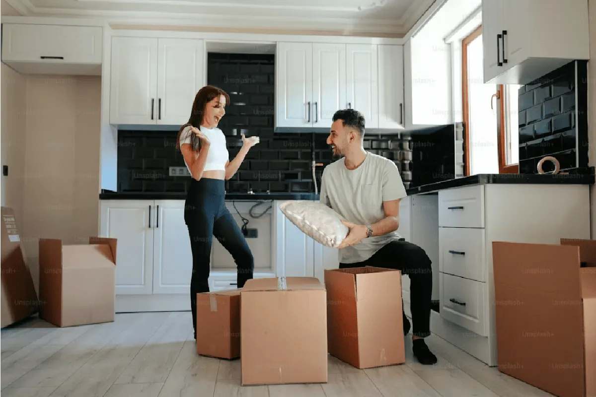 Pareja Con Cajas De Productos Para Arreglar La Casa 1
