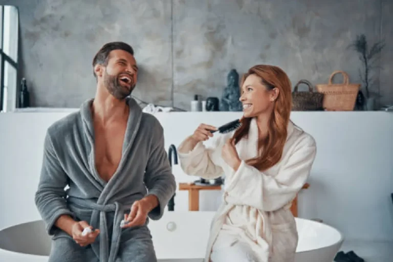 pareja disfrutando cepillando los dientes