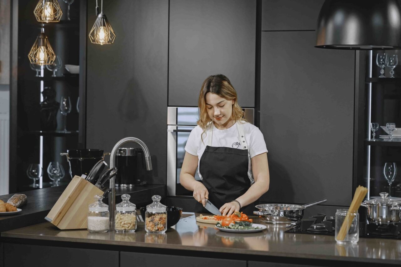 hacer recetas en  una cocina organizada